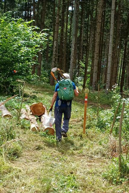 Nach getaner Arbeit - Ausmähen, Übersteig erneuern, Markieren, Äste entfernen usw. - Rückzug mit schwerem Gerät auf erneuertem Weg. | Foto: Privat