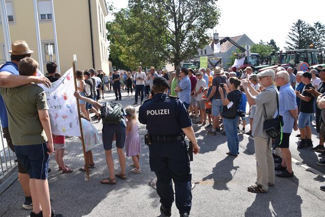 Eine Petition mit 600 Unterschriften wurde an die Diözese übergeben.  | Foto: Stefan Schneider