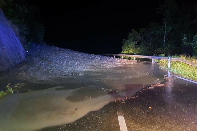 Die Straße ist vermurt und nicht passierbar. | Foto: Freiwillige Feuerwehr St. Johann im Pongau