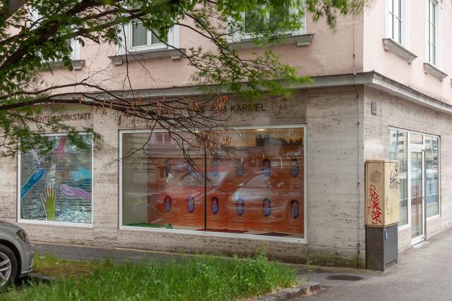 Die großen Schaufenster der neuen "Kunst.Praxis" bieten einen direkten Blick auf kreatives Schaffen und fördern den Austausch mit den Linzerinnen und Linzern. | Foto: Moritz Matschke