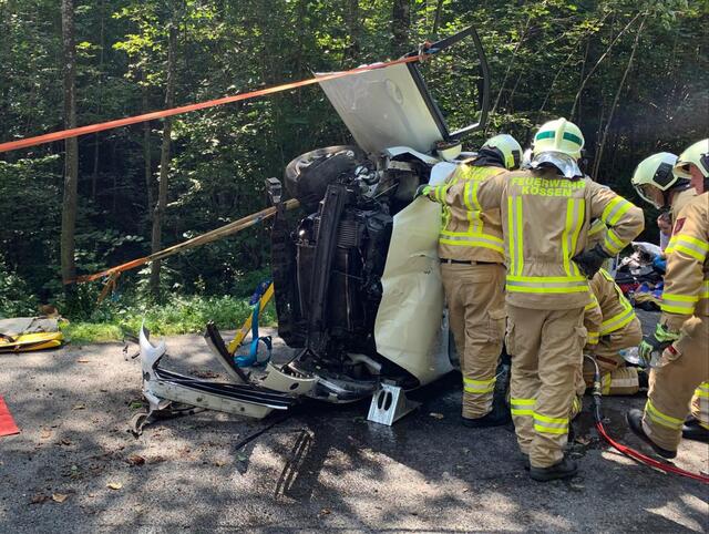 Am Montag zu Mittag kam es in Kössen zu einem Verkehrsunfall. Ein 70-jähriger Fahrer schlief am Steuer kurz ein und kam von der Fahrbahn ab. Vier Personen wurden bei diesem Unfall verletzt. | Foto: ZOOM.TIROL