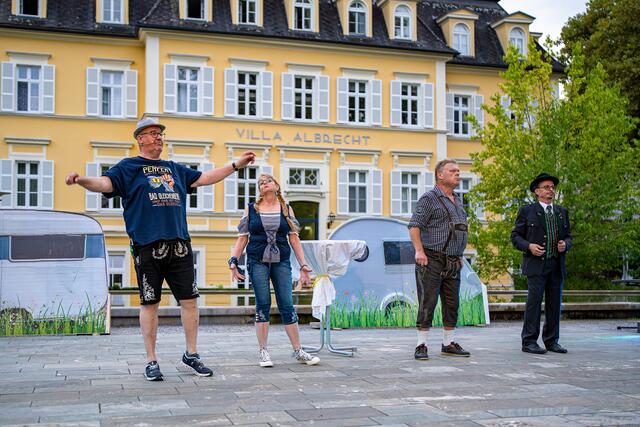 Der Hauptplatz wurde zur Kabarettbühne umfunktioniert. | Foto: Herbert Fauster