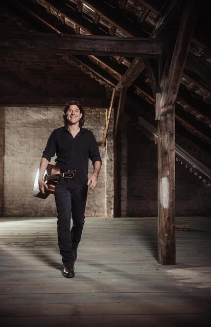 Philipp Griessler spielt mit seiner Band auf Burg Neuhaus. | Foto: Peter Alexander Wieser