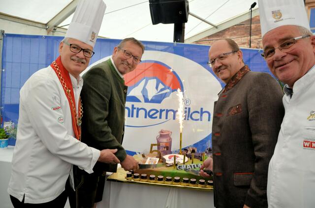 Günter Walder links im Bild, im Rahmen einer Jubiläumsfeier von Kärntnermilch.  | Foto: Thun