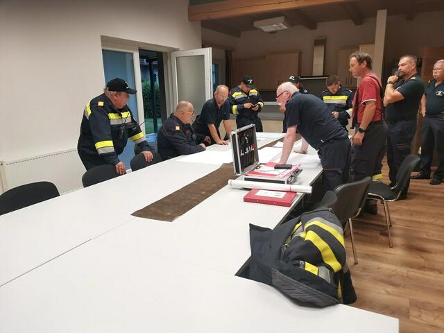 Der Führungsstab in Gosdorf beim letzten Großeinsatz. Vieles lief noch effizienter als bei den Einsätzen im Vorjahr, doch man ist sich bewusst, dass man aufgrund der wachsenden Aufgaben Strukturen anpassen muss.  | Foto: BFVRA