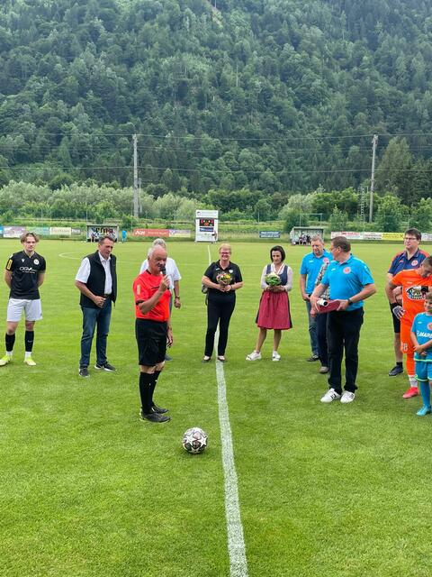 Karawankencup-Präsident Anton Aichholzer ist auch seit 53 Jahren im Kärntner Fußball-Schiedsrichterkollegium in verschiedensten Funktionen aktiv tätig.  | Foto: Wallner/KK