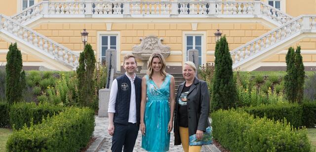 Modenschau vor Schloss Tannbach in Gutau (von links): Emanuel Burger, Theresa Breiteneder (LT 1) und Manuela Eibensteiner. | Foto: Eibensteiner