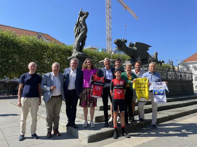 Die Verantwortlichen und ein junger Athlet freuen sich auf den Startschuss der 5. Alpe-Adria-Tour. | Foto: MeinBezirk