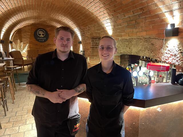 Marcel und Dani haben sich mit der Single Oak Bar in der Krotachgasse einen langgehegten Traum erfüllt. Gemeinsam mit Danis Frau, Dani, geht es ihnen ums Zwischenmenschliche.  | Foto: Schrofner