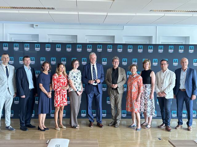 Bildungsminister Martin Polaschek (7.v.l.) stellte das neue Förderprogramm mit zahlreichen Kooperationspartnerinnen und -partner an der Montanuniversität Leoben vor. | Foto: Laura Jung