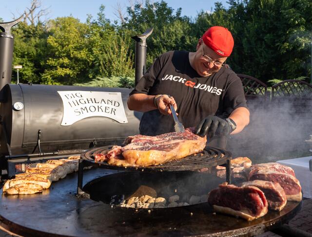 Grillmeister Christian Seidl beim Grill-Abschlussfest | Foto: ADELI Medical Center