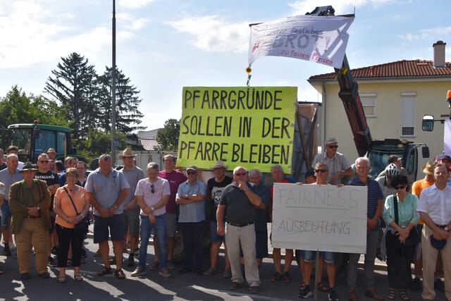 Bauerndemo in Eisenstadt. Die Neuvergabe der Pfarrgründe sorgt weiterhin für Unmut unter vielen Landiwirtinnen und Landwirten.  | Foto: Stefan Schneider