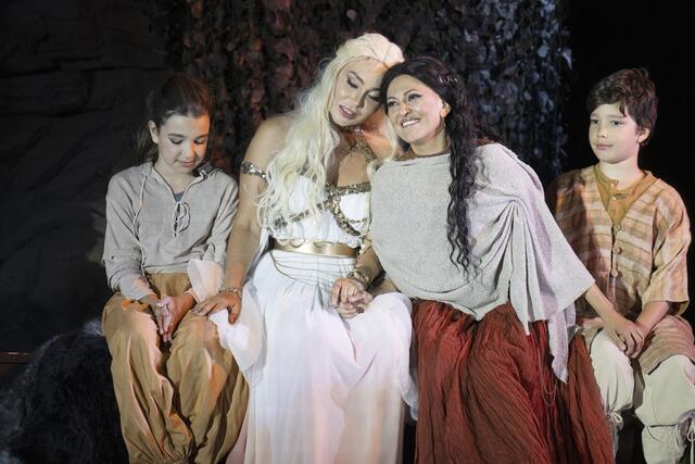 Bellinis Norma mit Karina Flores in der Titelrolle (2. v. r.) und Margarita Gritskova als Adalgisa (2.v.l.) war heuer komplett ausverkauft. | Foto: operklosterneuburg