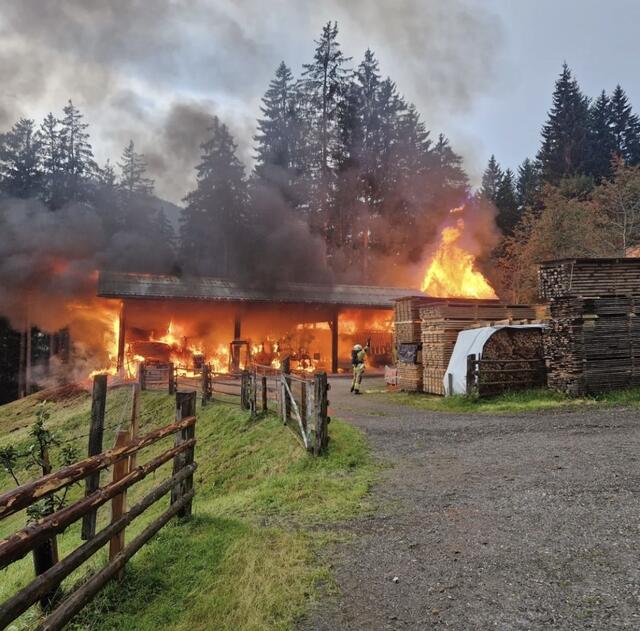 Auf einem Bergbauernhof in Bramberg kam es zu einem Großbrand.  | Foto: Feuerwehr Neukirchen