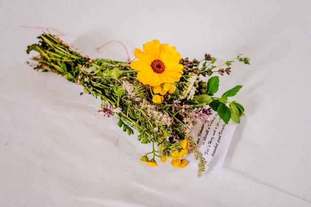 Die gebundenen Kräuterbuschen bestehen aus mindestens 7 Kräutern. | Foto: Diözese Linz/Kienberger