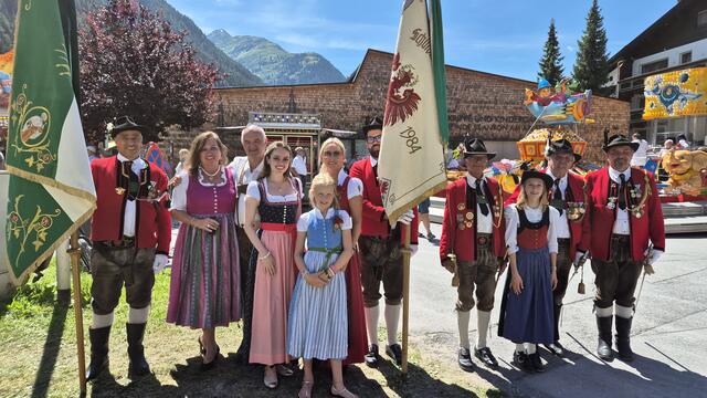 Funktionäre der Schützenkompanie St. Anton am Arlberg mit Mitgliedern der Familie Schön (links), deren Mutter 1984 Fahnenpatin war. Mit am Bild sind Lidia und Elin Anda, die neuen Fahnenpatinnen.  | Foto: TVB St. Anton am Arlberg 