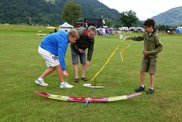 Die Entfernung des Modells zur Landemarke ist ein wesentlicher Bestandteil der Wertung. Die beiden MFC-Lienz Mitglieder Markus Heiß (Mitte) und Theo Schuster (re) nehmen die Messung bei Pilot Luca Brudermann (MFSG Judenburg) vor | Foto: Markus Kozubowski