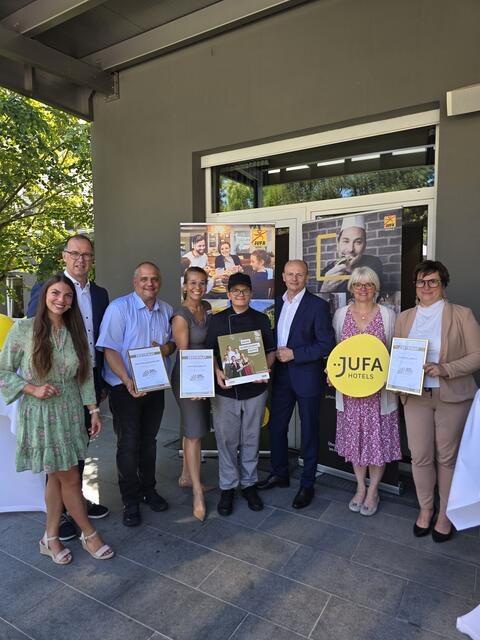 Yasmin Bobik (Lehrlingsbeauftrage JUFA-Hotels), Dietmar Fuchs, Harald Franzl, Anna Piantino-Araujo mit Lehrling Natascha Trobos, Klaus Josef Friedl, Petra Zimmermann und Silvia Oswald (von links) 
 | Foto: JUFA