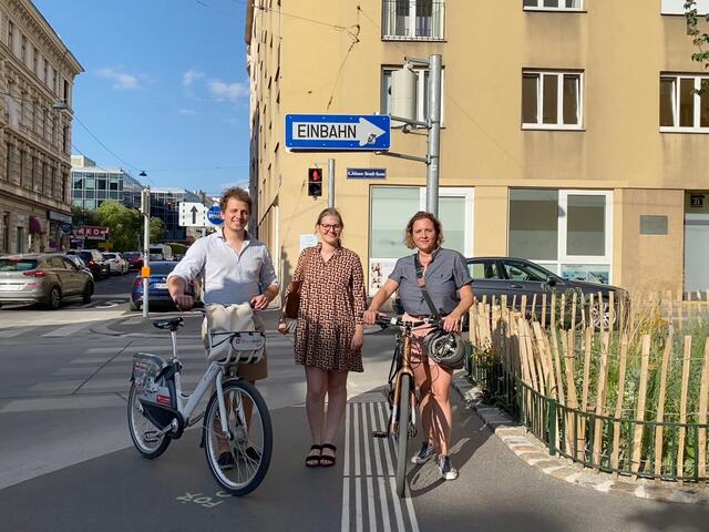 (V.l.:) Neos Wieden Bezirkssprecher Johannes Sablatnig, Neos Margareten Bezirkssprecherin Sarah Mayer und Neos Margareten Bezirksrätin Johanna Adlaoui-Mayerl. | Foto: Neos Wien