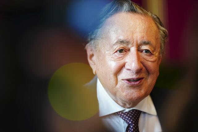 Lugner selbst bestellte vor Kurzem seinen Grabstein, dieser sollte erst im September geliefert werden.  | Foto:  EVA MANHART / APA / picturedesk.com