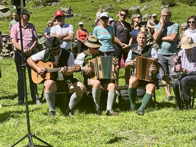 Die Steirische Gruppe „Summa summarum steirisch“ bei der heiligen Messe.  | Foto: Mair