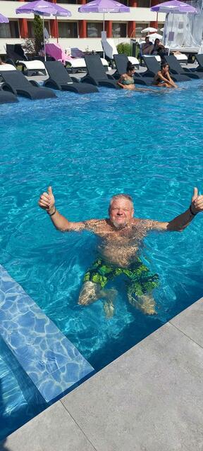 Zweimal haben sich die Langenwanger auch ein Hotel gegönnt. Hier genießt Rudolf Ochabauer das Pool. | Foto: Pothole Rodeo 2024 - Balkan