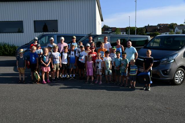 Danke an die beiden ortsansässisigen Unternehmen Opel Pramer und Simader Bau- und Zimmermeister GmbH für die kostenlose Bereitstellung ihrer Firmenbusse für den Transport der Kinder.  | Foto: Ganglberger Herbert