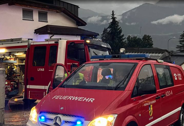 Die Feuerwehr Absam bei einem Einsatz zur Beseitigung eines Wasserschadens nach einem heftigen Unwetter. | Foto: FF Absam