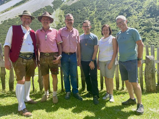 Volksmusikobmann Peter Margreiter, Kulturreferent Peter Hofer, Bgm. Andreas Gleirscher, Pater Peter Rinderer, NR-Kandidatin GV Anita Siller und Karalm-Besitzer Anton Steixner. | Foto: Mair