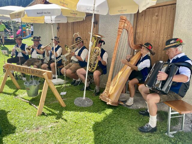 Die Scheuchlatt-Musig spielte auf der Pinnisalm auf und es wurde auch getanzt.  | Foto: Mair