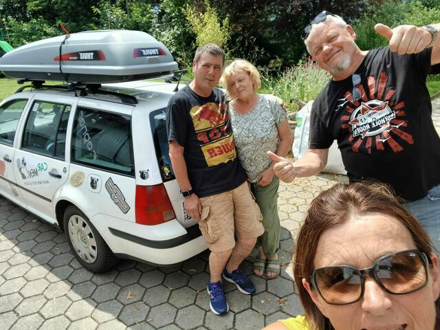 Bevor es losging: Peter Kaufmann und Rudolf Ochabauer mit ihren Frauen.  | Foto: Pothole Rodeo 2024 - Balkan
