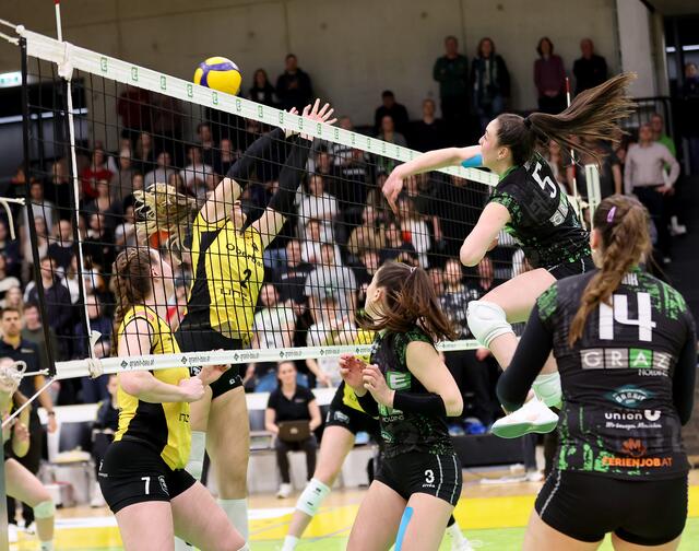 Die UVC-Damen und -Herren sorgen vor Ort für spektakuläre wie lehrreiche Momente am Beachvolleyplatz. | Foto: GEPA
