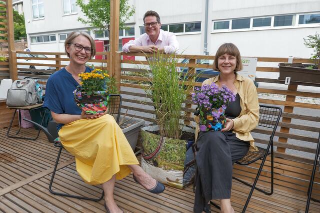 Neben zahlreichen neugierigen Oasenbesucherinnen und Oasenbesuchern, schauten auch Bezirksvorsteherin Michaela Schüchner, Klimastadtrat Jürgen Czernohorszky (beide SPÖ) und Sabrina Halkic, Geschäftsführerin des Vereins Lokale Agena 21, bei der Eröffnung vorbei.  | Foto: Maximilian Spitzauer/MeinBezirk