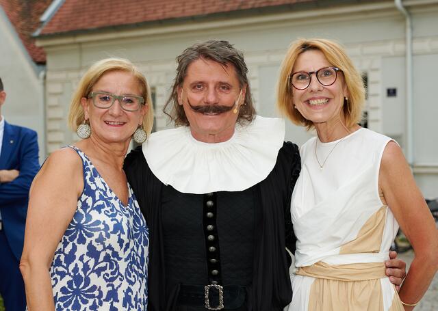Landeshauptfrau Johanna Mikl-Leitner mit Stockeraus Bürgermeisterin Andrea Völkl und Festspiel-Intendant Christian Spatzek. | Foto: NLK Pfeiffer