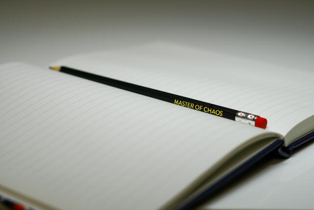 Auch die Preise der Schultaschen-Sets mit unterschiedlichen Inhalten, etwa Feder- und Schüttelpennal sowie Sportbeutel analysiert. | Foto: John Vid/Unsplash