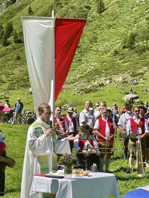 Pater Peter Rinderer von den Salesianern Don Boscos Fulpmes zelebrierte die feierliche Feldmesse.  | Foto: Mair