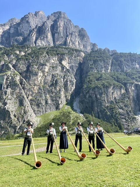 Wie immer mit dabei und imposant zu sehen und zu hören: Die Stubaier Alphornbläser. | Foto: Mair