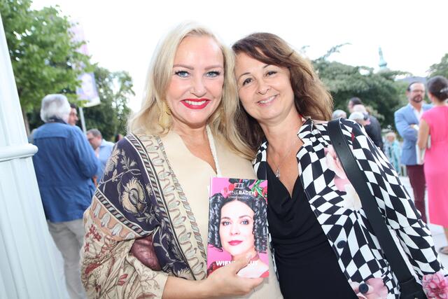 Schauspielerin und Moderatorin Verena Scheitz und Martina Malzer, die kaufmännische Direktorin der Bühnen Baden, genossen die Premiere von "Wiener Blut" in vollen Zügen. | Foto: Manfred Wlasak