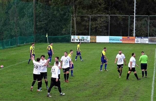 Peter Kogelnik (2.v.l.) dürfte heuer wieder einige Male für Grenzland jubeln. | Foto: USV Grenzland