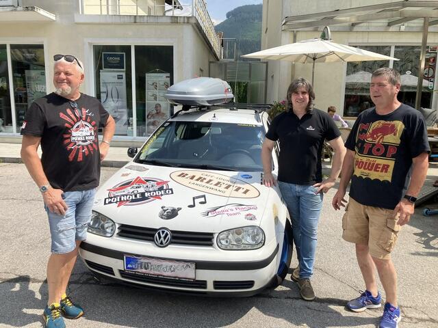 Los ging die Tour für die beiden beim "Barletti" in Langenwang – einem der Sponsoren.  | Foto: Pothole Rodeo 2024 - Balkan