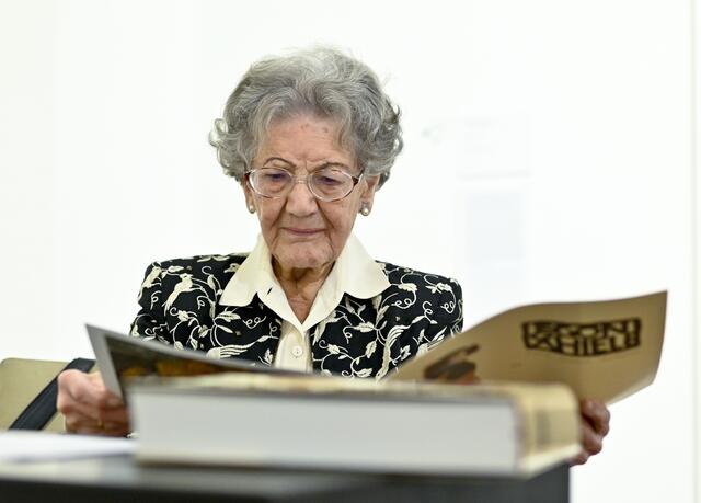 Elisabeth Leopold blieb auch im hohen Alter aktiv. Unter anderem war sie regelmäßig als Co-Kuratorin im Museum tätig. (Archiv) | Foto: HERBERT NEUBAUER / APA / picturedesk.com