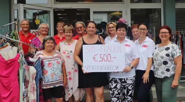 Ines Kerschhofer und Heidemarie Reicht (Bildmitte) mit Vinzi- und SP-Frauen bei der Schecküberreichung.  | Foto: Edith Ertl