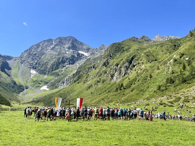Zahlreiche Zuhörer kamen ins Pinnistal und feierten die heilige Messe im Talschluss bei der Karalm.  | Foto: Mair