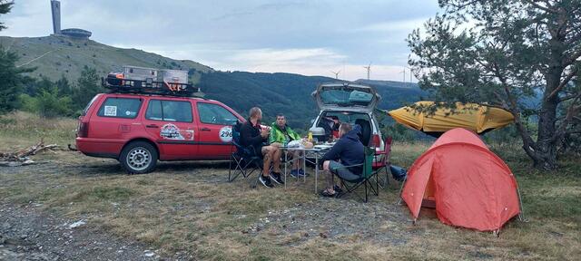 Essen und Campen während der Tour mit Ausblick. | Foto: Pothole Rodeo 2024 - Balkan
