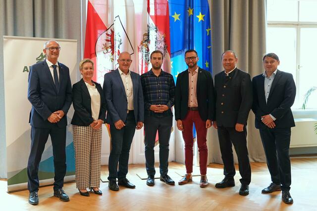 Preisverleihung (v.l.n.r.): LH Anton Mattle, Vizebgm. Martha Salchner, Vizebgm. Walter Mair, Felix Thalheim (Projektverantwortlicher Trinkwasserkraftwerk), Bgm. Thomas Suitner,  LHStv Josef Geisler (2. v. r.) und Simon Lochmann (Vorstand der Abt. Südtirol, Europaregion und Außenbeziehungen, ARGE-ALP-Geschäftsstelle),  | Foto: Land Tirol/Dorfmann
