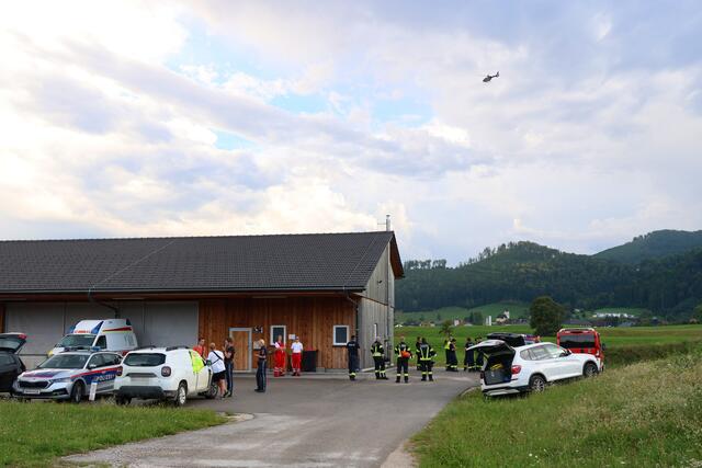Ein Großaufgebot der Feuerwehr, Bergrettung, Wasserrettung, die Polizei samt Hubschrauber und das Rote Kreuz suchte in der Steyr nach einer vermissten Person. | Foto: laumat.at/Matthias Lauber