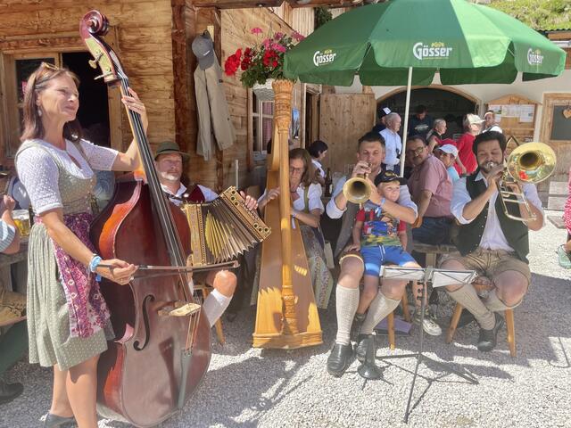 Organisator Peter Margreiter mit Gattin Sonja und den Musikkollegen von der Schüpfl-Partie. | Foto: Mair