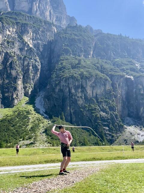 Imposanter Auftritt der „Nuistifter Goasslschneller“ vor imposanten Felswänden.  | Foto: Mair