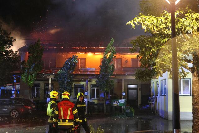 Am Donnerstag, 1. August, brach in einem Wirtshaus ein Großbrand aus. 17 Feuerwehren waren im Einsatz. | Foto: laumat/Matthias Lauber