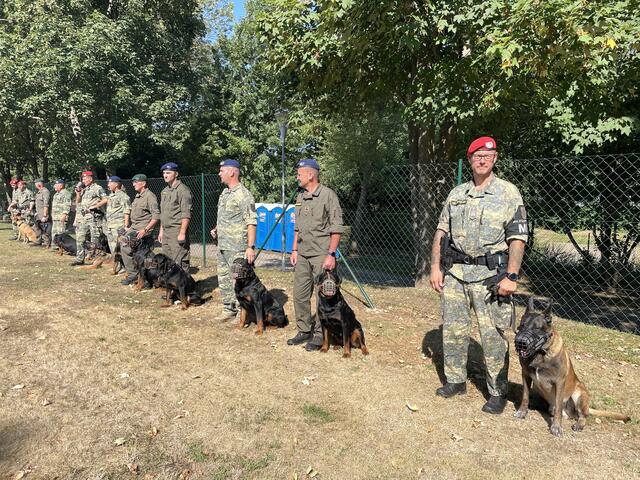 Hundeführer mit ihren Diensthunden bei der 60 Jahre Feier des Militärhundezentrums Kaisersteinbruch. | Foto: RMA Podiwinsky